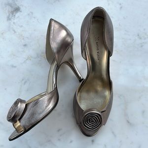 Ann Klein Pewter Rosette Peep toe heels SZ 9.5